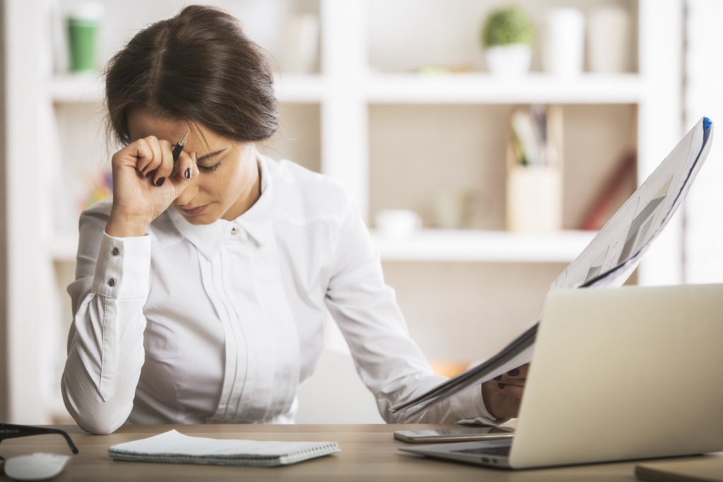 Повышенная потливость у женщин, причины, стресс на работе