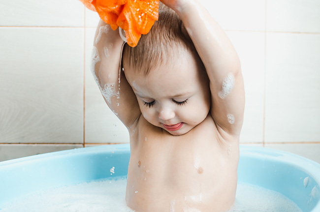 Как выбрать качественное масло для купания и ухода за кожей новорожденного