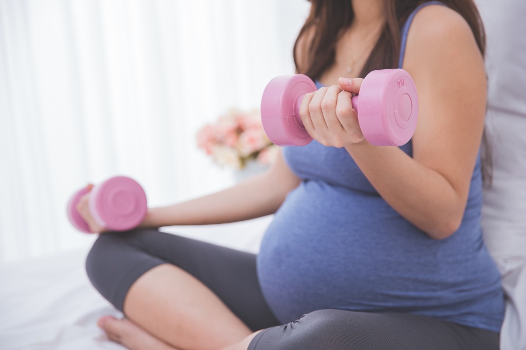 физические упражнения - профилактика растяжек при беременности, фото